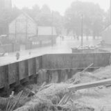 Die Bärenbruchbrücke über den Roßbach bei Hochwasser um Jahr 1949.
