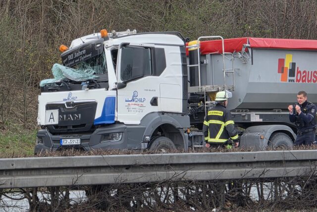 Dieser Lastwagen wurde bei einem Unfall auf der A1 bei Unna stark beschädigt. Ein Unfallbeteiligter musste mit dem Rettungswagen ins Krankenhaus gebracht werden.
