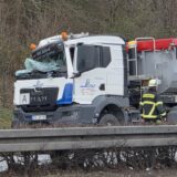 Dieser Lastwagen wurde bei einem Unfall auf der A1 bei Unna stark beschädigt. Ein Unfallbeteiligter musste mit dem Rettungswagen ins Krankenhaus gebracht werden.