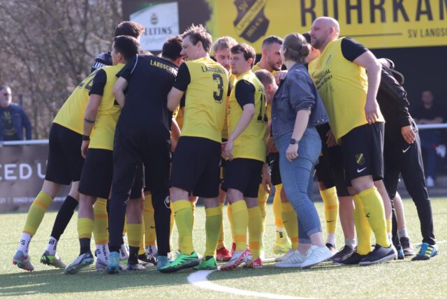 Die Mannschaft des SV Langschede bildet vor dem Spiel gegen den PSV Bork einen Kreis.