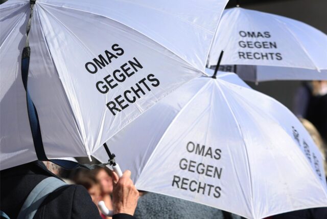 Weiße Sonnenschirme mit dem Aufdruck „Omas gegen Rechts“