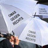 Weiße Sonnenschirme mit dem Aufdruck „Omas gegen Rechts“