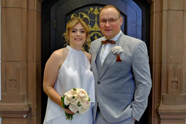 Das Brautppaar Marie Feller und Danilo Büchte steht im Rathaus in Recklinghausen.