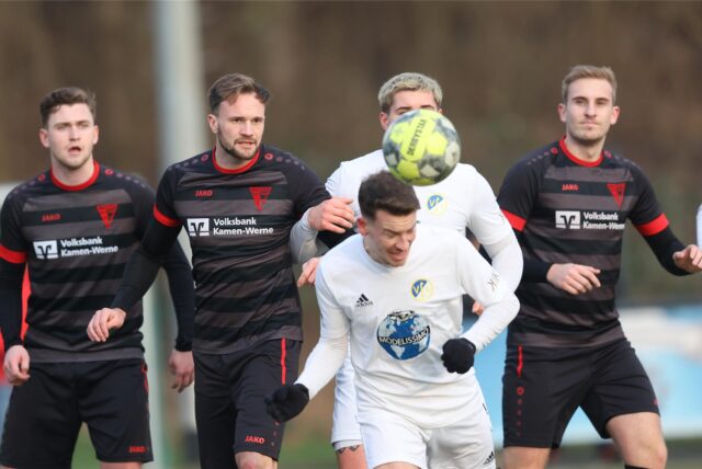 Jannik Prinz und Nico Holtmann vom Werner SC beobachten einen Gegenspieler des VfL Senden.