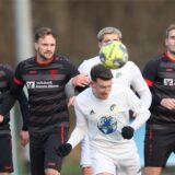 Jannik Prinz und Nico Holtmann vom Werner SC beobachten einen Gegenspieler des VfL Senden.