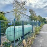 Eine Energieanlage steht am Eingang zu einem Gelände in Dortmund, auf dem sich eine Notunterkunft für Wohnungslose und ein großes Schul- und Kitazentrum mit rund 1000 Personen befinden.
