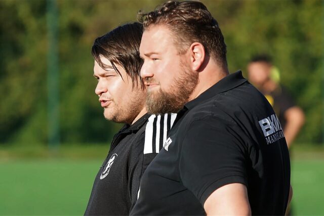 Marc Deiting (r.) und Tom Kreffter trainieren gerade die Fußballerinnen des BSV Heeren in der Landesliga.