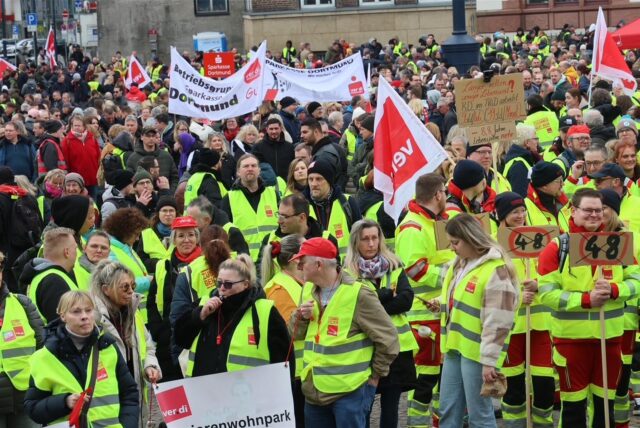 Demonstranten von Verdi auf dem Friedensplatz.