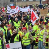 Demonstranten von Verdi auf dem Friedensplatz.