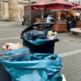 Vorne im Bild: Ein Müllsack, den das Team von Wurst Willi an einem bereits überquellenden Abfalleimer befestigt hat.
