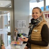 Henrike Stahlschmidt steht mit einem Kunden im Kassenbereich der Drogerie Zimmermann in Lütgendortmund.