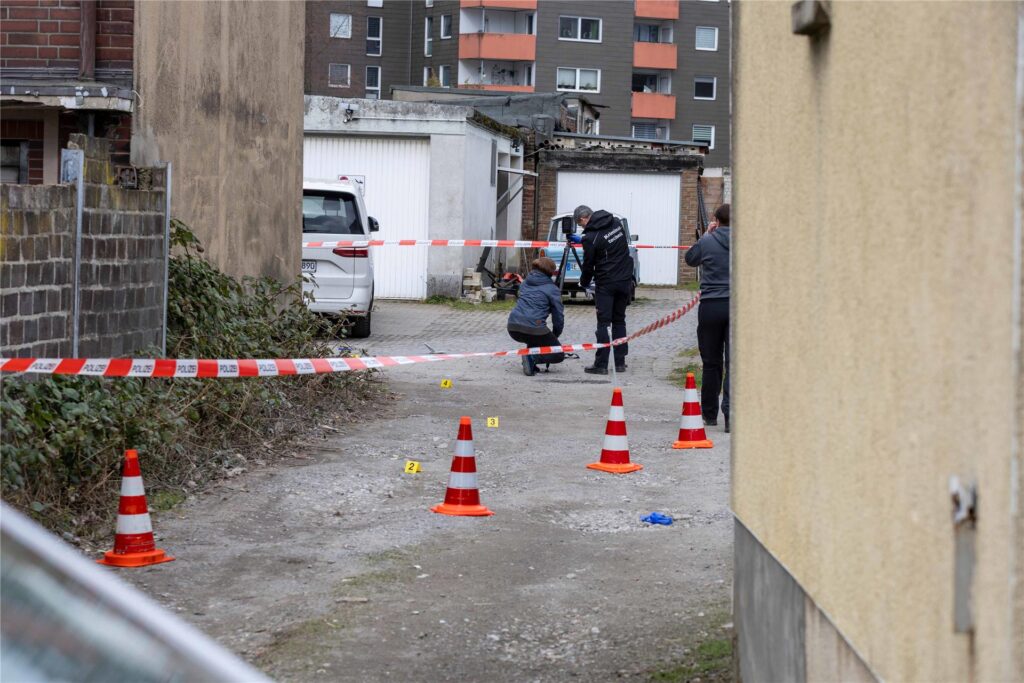 Kriminaltechniker auf einem Hinterhof in Gelsenkirchen nach einem versuchten Tötungsdelikt. Kriminaltechniker auf einem Hinterhof in Gelsenkirchen nach einem versuchten Tötungsdelikt.