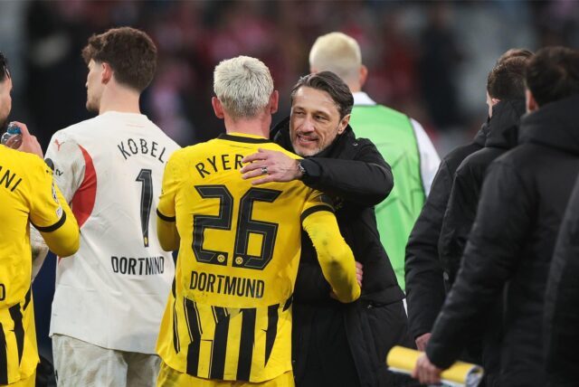 Niko Kovac umarmt Julian Ryerson.