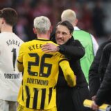 Niko Kovac umarmt Julian Ryerson.