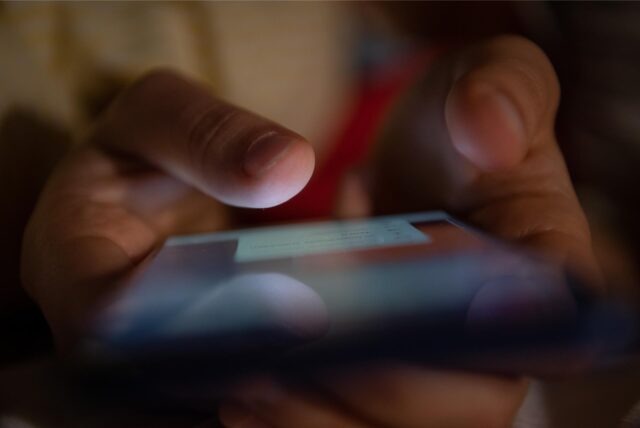 Ein Smartphone wird gehalten. In Dortmund ist kinderpornografisches Material auf dem Gerät eines Kindes aufgetaucht.