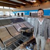 GSW-Bäderleiter Carsten Langstein vor dem im Bau befindlichen Schwimmbecken.