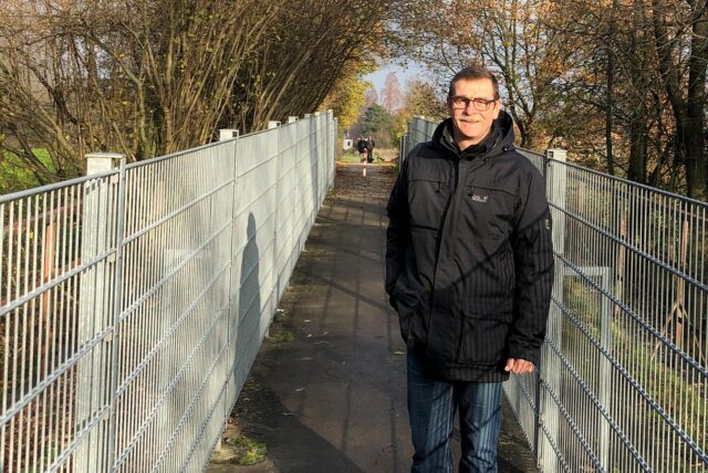 Hans-Martin Berg steht auf der Brücke am Loerweg, als diese noch begehbar war.