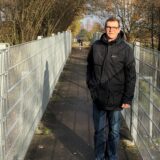 Hans-Martin Berg steht auf der Brücke am Loerweg, als diese noch begehbar war.