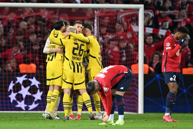 Die BVB-Spieler umarmen sich gegenseitig.