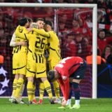 Die BVB-Spieler umarmen sich gegenseitig.
