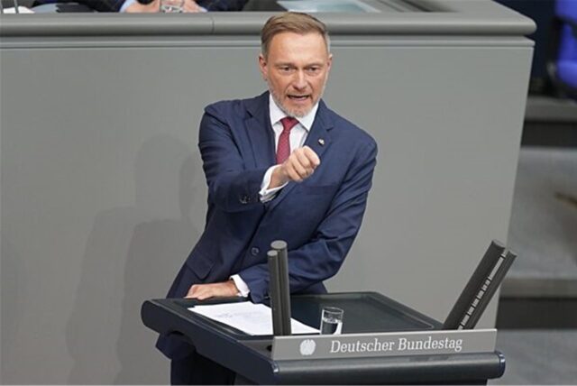 Friedrich Merz, Vorsitzender der CDU/CSU-Bundestagsfraktion, spricht in der 213. Plenarsitzung der 20. Legislaturperiode im Deutschen Bundestag.