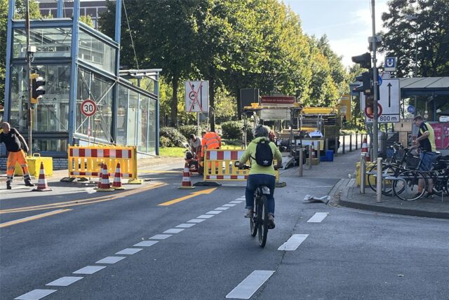 Eine Fahrradfahrerin fährt auf eine Baustellen-Absperrung an der Hohen Straße in Dortmund zu, die wegen der Sperrung des Ardeytunnels aufgestellt wurde.
