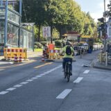 Eine Fahrradfahrerin fährt auf eine Baustellen-Absperrung an der Hohen Straße in Dortmund zu, die wegen der Sperrung des Ardeytunnels aufgestellt wurde.