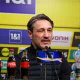 Niko Kovac spricht in ein MIkrofon.