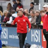 SSV-Trainer Marc Woller (liu.) treibt lautstark seine Mannen an.