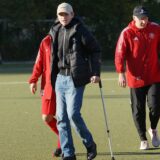 Moritz Fürst vom TuS Hemmerde läuft mit Gehstützten über das Feld.