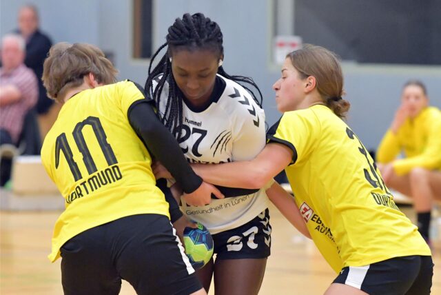 Sarah Dressler vom Lüner SV Handball wird von Spielerinnen von Borussia Dortmund gestoppt.