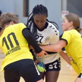 Sarah Dressler vom Lüner SV Handball wird von Spielerinnen von Borussia Dortmund gestoppt.
