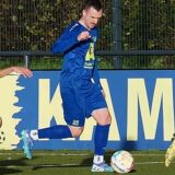 Vor dem Anpfiff begrüßt Kevin Lehmann (r.) den Kapitän der Gäste aus Eving.