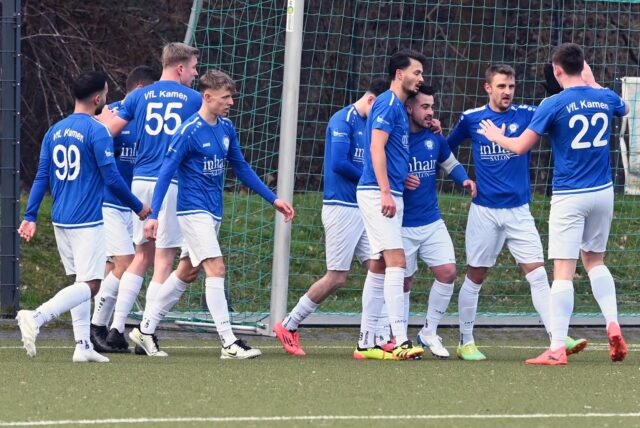 Spieler des VfL Kamen bejubeln ein Tor.
