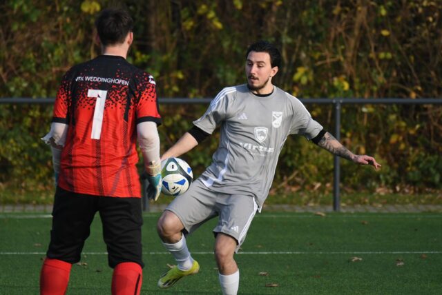 Berke Durgut von Eintracht Werne schießt einen Ball weg. Dabei wird er von einem Gegenspieler des VfK Weddinghofen beobachtet.