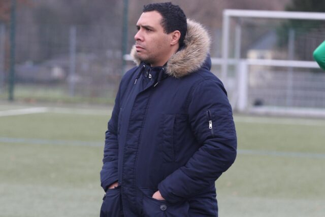 Zakaria Slimani an der Seitenlinie.