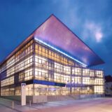 Die Volksbank in Unna, die in abendlicher Erleuchtung erstrahlt.