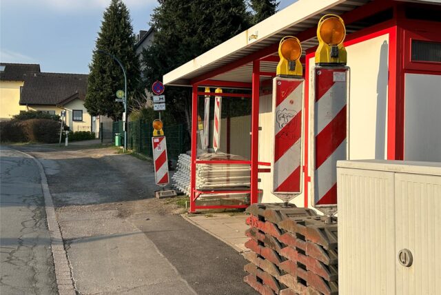 Absperrschranken und Halteverbotsschilder an der Bushaltestelle „Landskrone“.