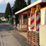 Absperrschranken und Halteverbotsschilder an der Bushaltestelle „Landskrone“.