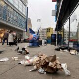 Müll liegt auf dem Westenhellweg in Dortmund.