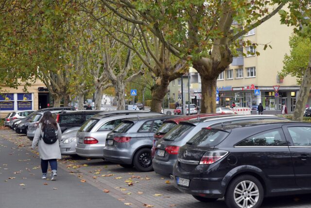 Eine Frau geht über den Parkplatz am Bahnhof in Lünen.