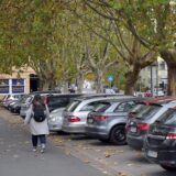 Eine Frau geht über den Parkplatz am Bahnhof in Lünen.