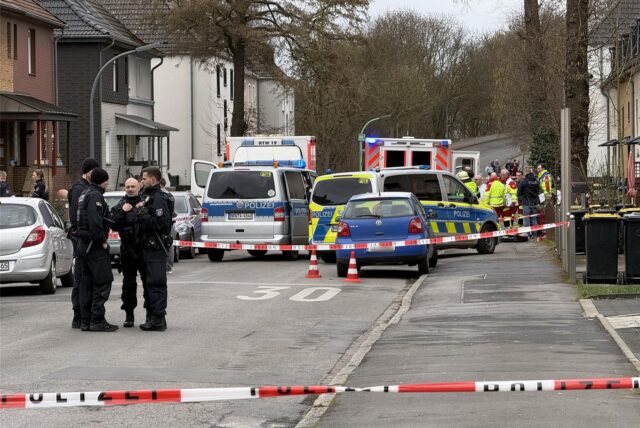 Rettungswagen und Fahrzeuge der Polizei Dortmund stehen an der Straße Wambeler Holz in Scharnhorst. Dort hat die Polizei bei einem Einsatz auf einen Mann geschossen.