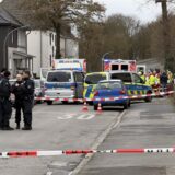 Rettungswagen und Fahrzeuge der Polizei Dortmund stehen an der Straße Wambeler Holz in Scharnhorst. Dort hat die Polizei bei einem Einsatz auf einen Mann geschossen.