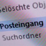Links ein Screenshot eines E-Mail-Postfachs, rechts das Amtshaus in Selm.