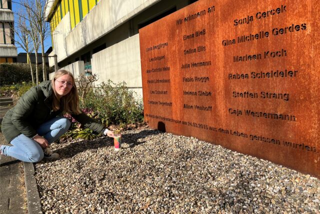 Lara Breuer an der Gedenkstätte für die Opfer des Germanwings-Absturzes am Joseph-König-Gymnasium in Haltern.