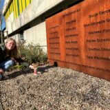 Lara Breuer an der Gedenkstätte für die Opfer des Germanwings-Absturzes am Joseph-König-Gymnasium in Haltern.