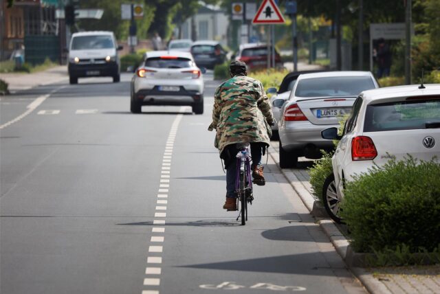 Ein Fahrradfahrer fährt auf dem Radweg an der Rünther Straße in Bergkamen.