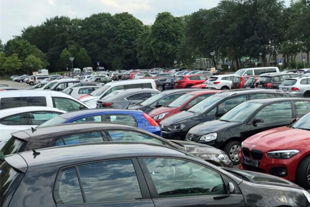 Der Parkplatz am Solebad in Werne ist voller Autos.