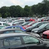 Der Parkplatz am Solebad in Werne ist voller Autos.
